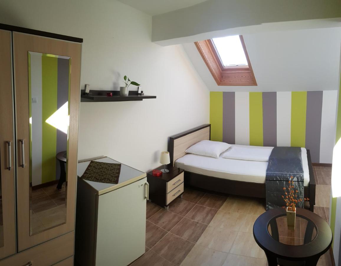 Aquarius Vendeghaz Hotel Сегед Екстериор снимка